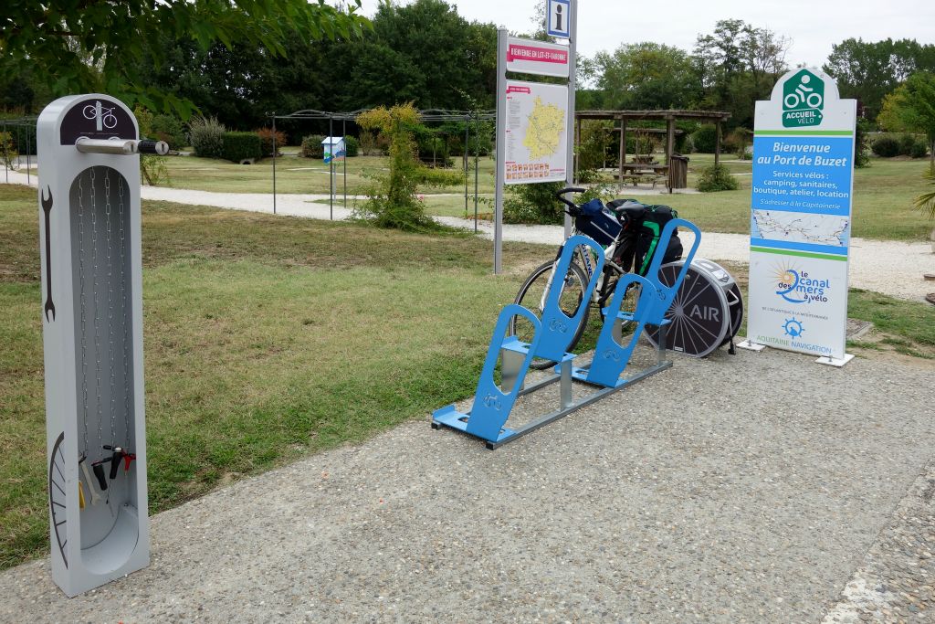 Port de Buzet-sur-Baïse bien équipé pour les vélos